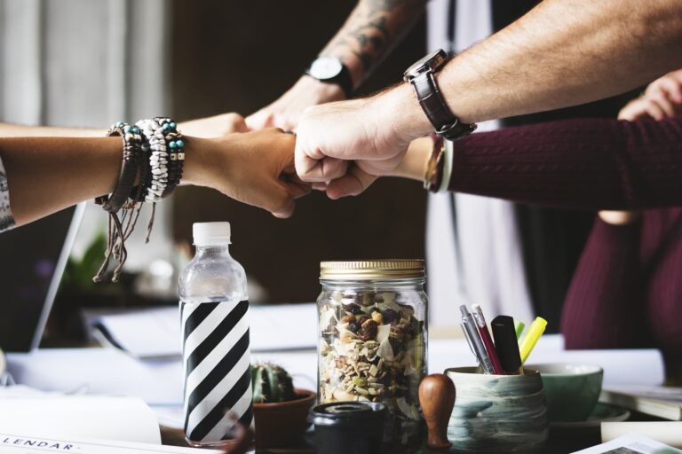 Mise en place d’une politique de communication cohérente en entreprise, mettant en avant la collaboration et la transparence entre les équipes