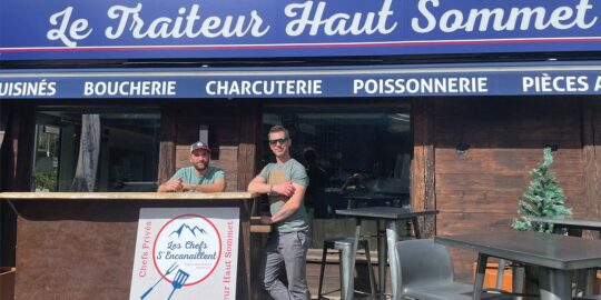 Photo de Jérémy Boré et Clément Maury devant la boutique "Les Chefs s'Encanaillent"