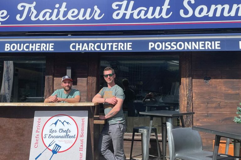 Photo de Jérémy Boré et Clément Maury devant la boutique "Les Chefs s'Encanaillent"