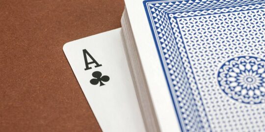 Un As de Trèfle symbolisant la force et l’unité d’une culture d’entreprise bien définie, clé du succès collectif.