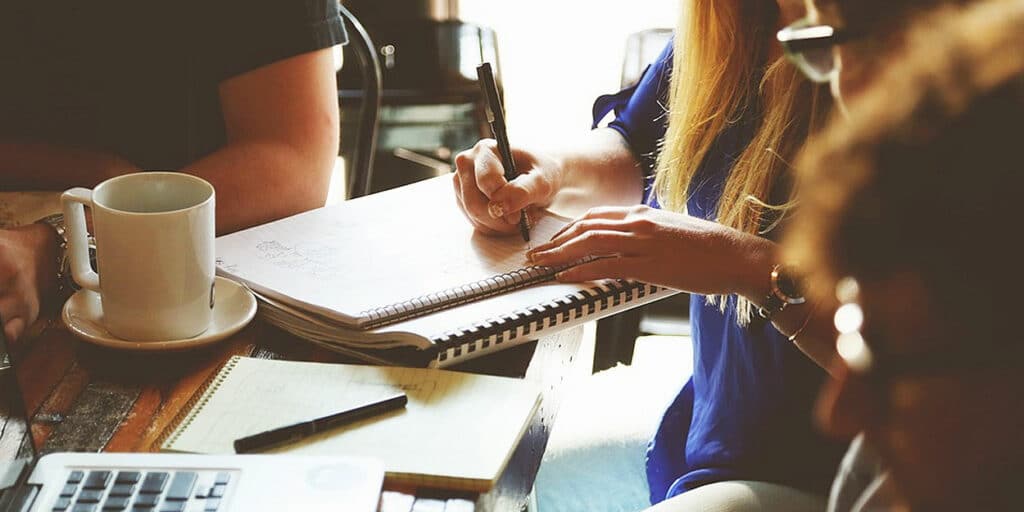 Dirigeant présentant le budget à son équipe pour renforcer l’engagement collectif