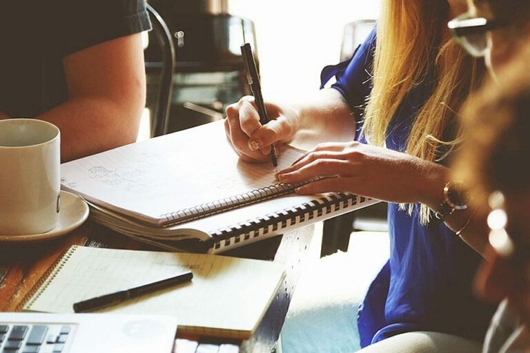 Dirigeant présentant le budget à son équipe pour renforcer l’engagement collectif